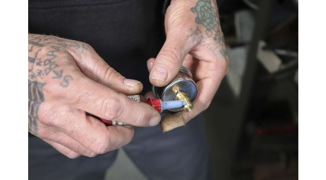 Fuel pressure regulator compatible with EFI and boost systems